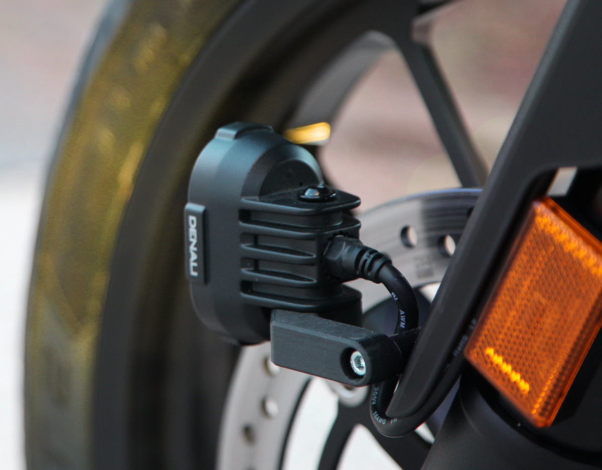 Zestaw świateł do jazdy na motocyklu montowanych na błotniku DL2 (przezroczyste, bursztynowe lub żółte)
